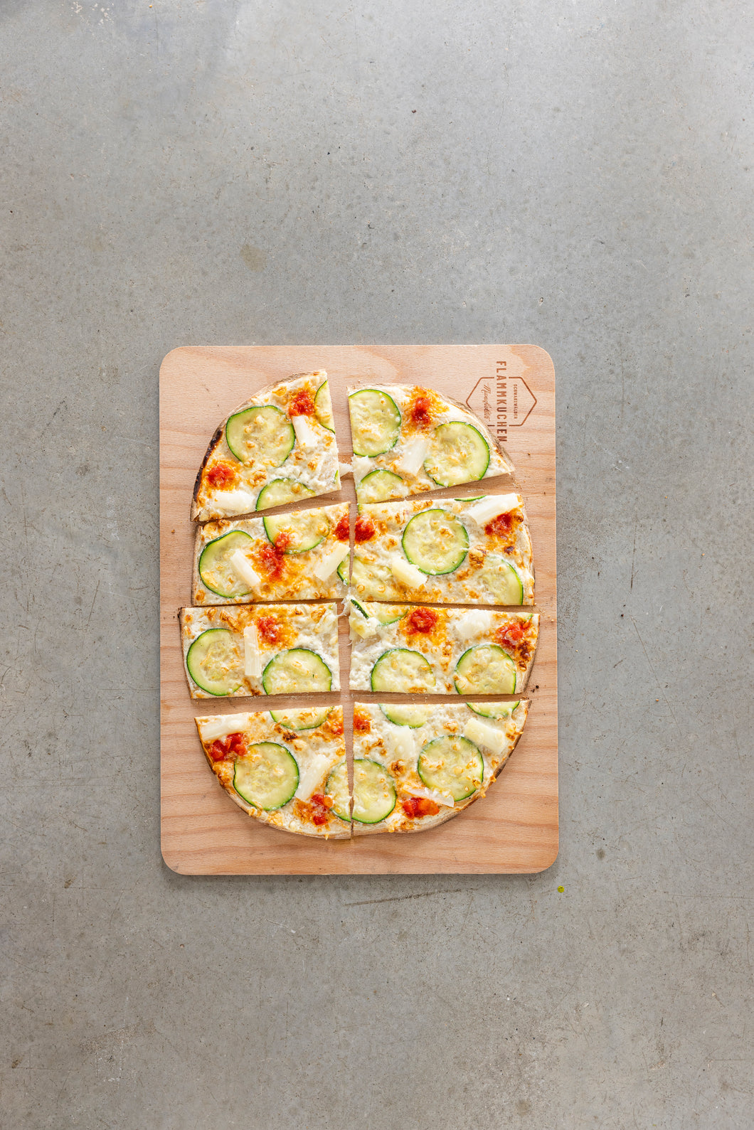 FLAMMKUCHEN, ZUCCHINI-SPARGEL (SAISONALE ART)